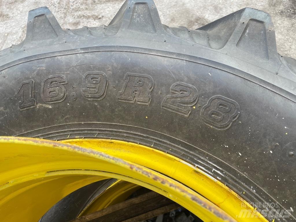 Taurus 16.9-28 الإطارات والعجلات والحافات