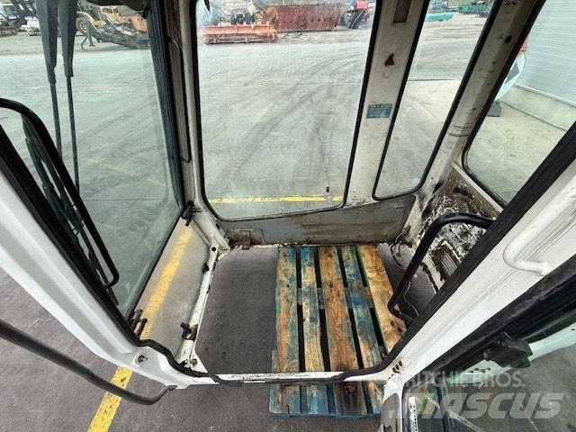 Liebherr CAB SERIE B كابينة والداخلية