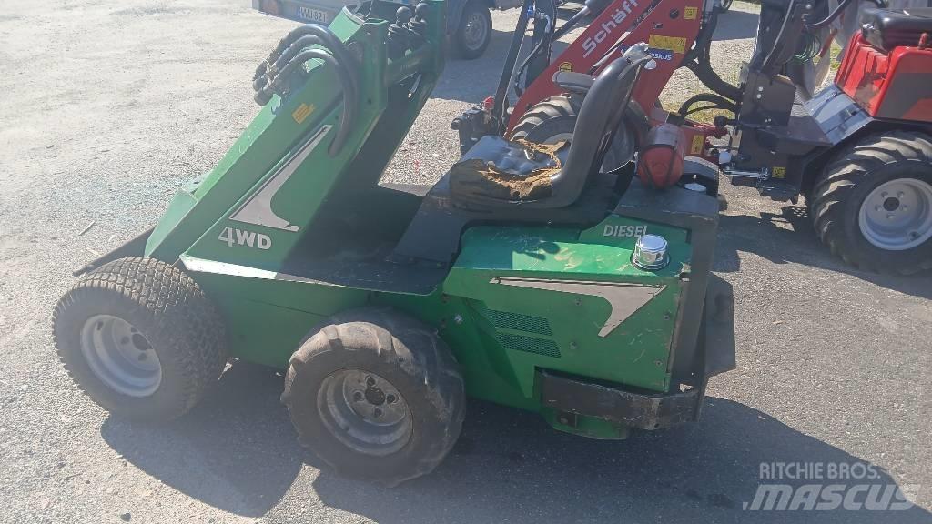 Avant 320 لوادر متعددة الأغراض