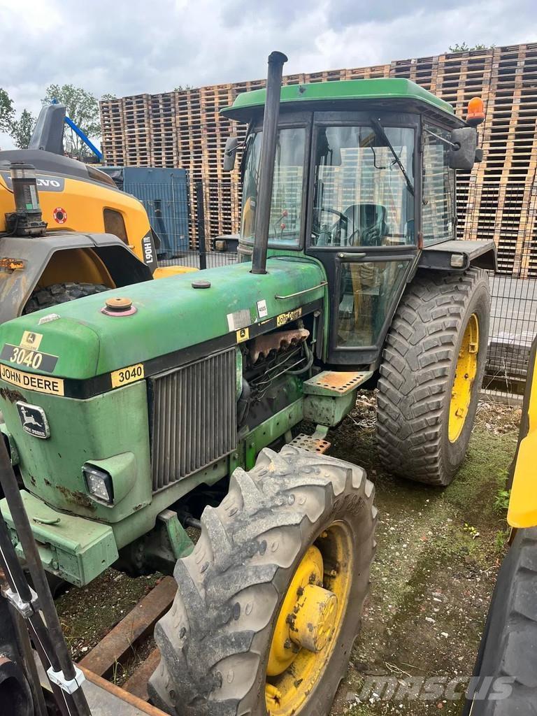 John Deere 3040 الجرارات