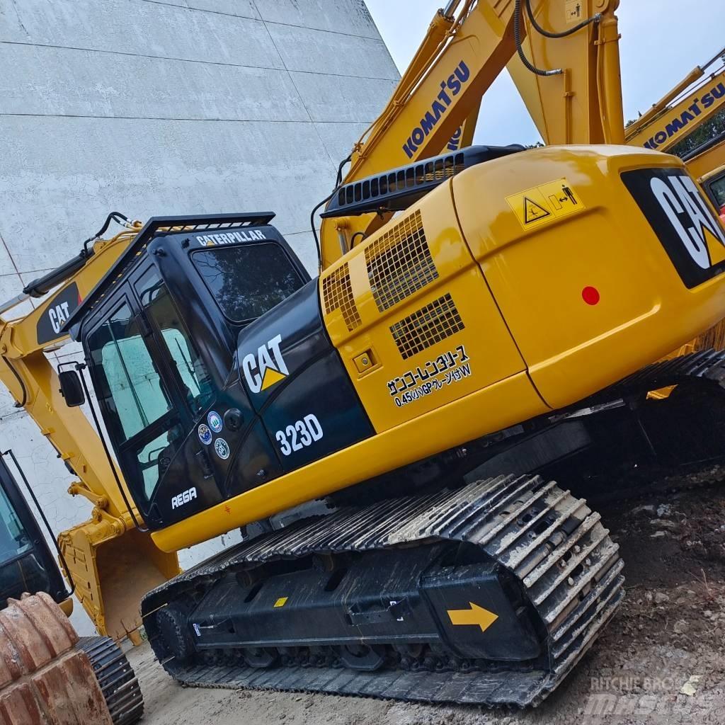 CAT 323 D حفارات زحافة