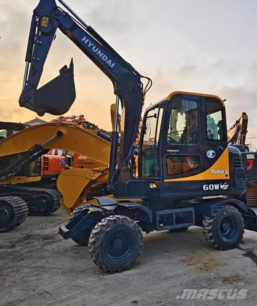Hyundai R60W حفارات بعجل