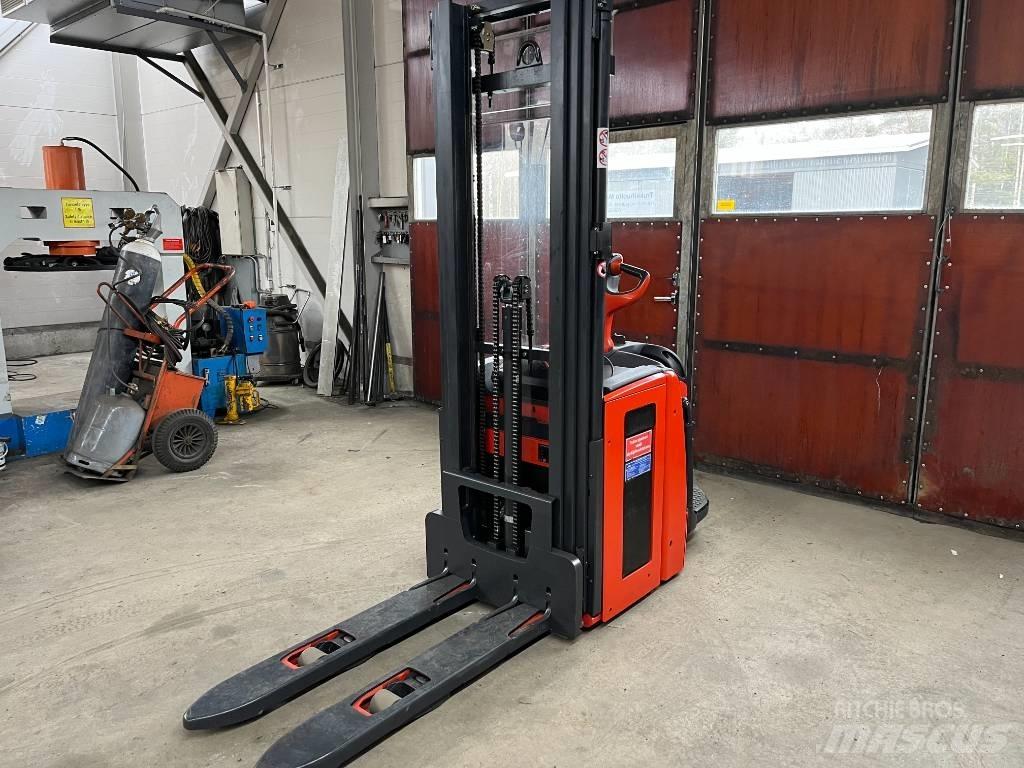 Linde L14AP شاحنات مناولة ذاتية الدفع