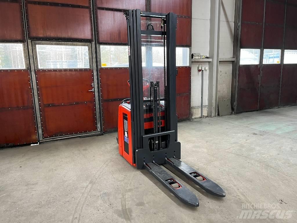 Linde L14AP شاحنات مناولة ذاتية الدفع