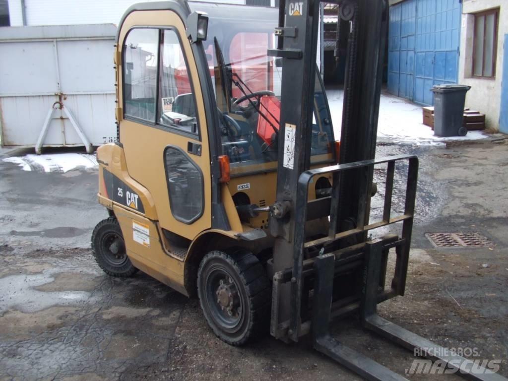 CAT lift truck DP25N شاحنات الديزل