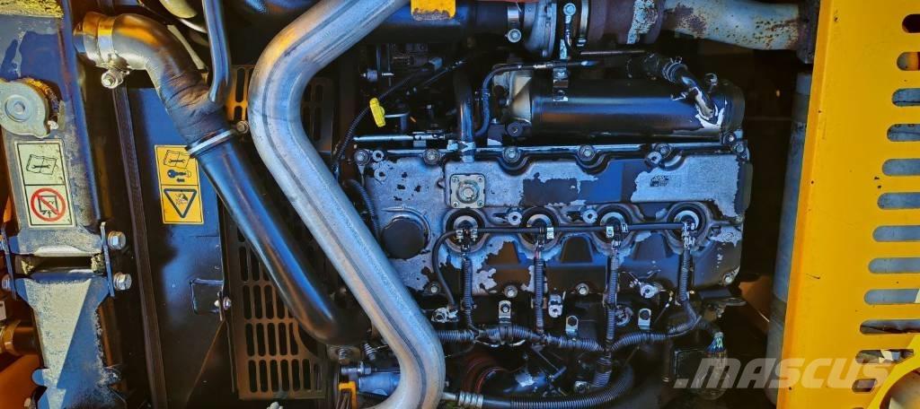 JCB JS 145 W حفارات بعجل