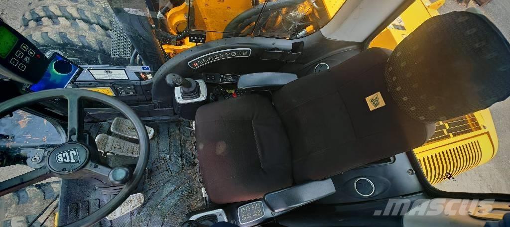 JCB JS 145 W حفارات بعجل