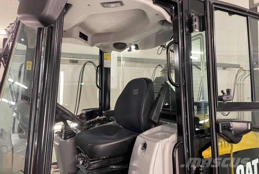 CAT 906 H 2 لوادر بعجل