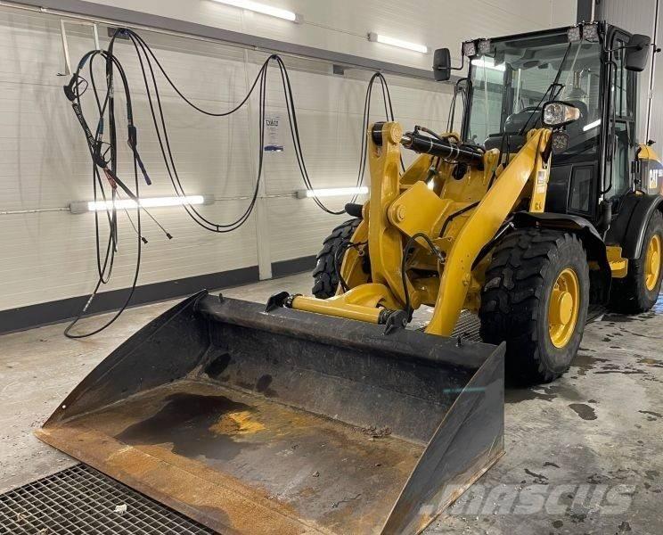 CAT 906 H 2 لوادر بعجل