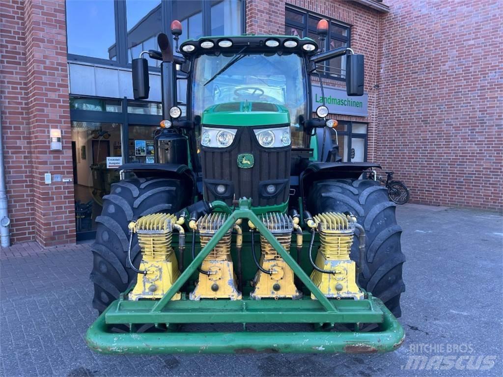 John Deere 6215R الجرارات