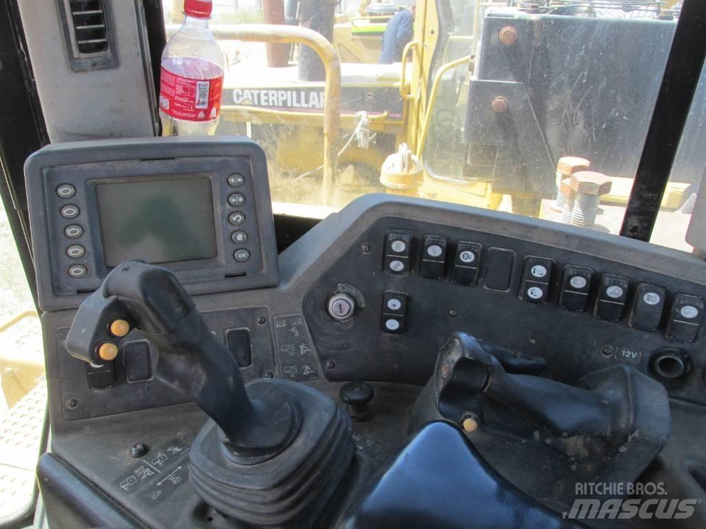 CAT D 9 T بلدوزرات مجنزرة