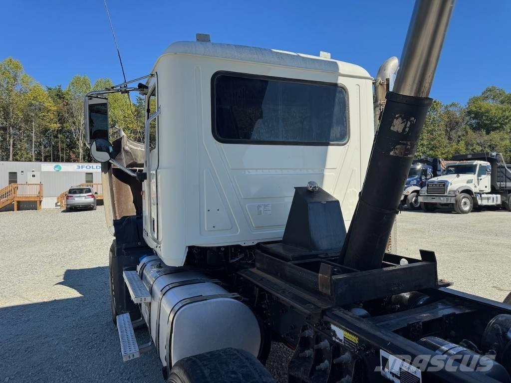Mack GU713 شاحنات قلابة