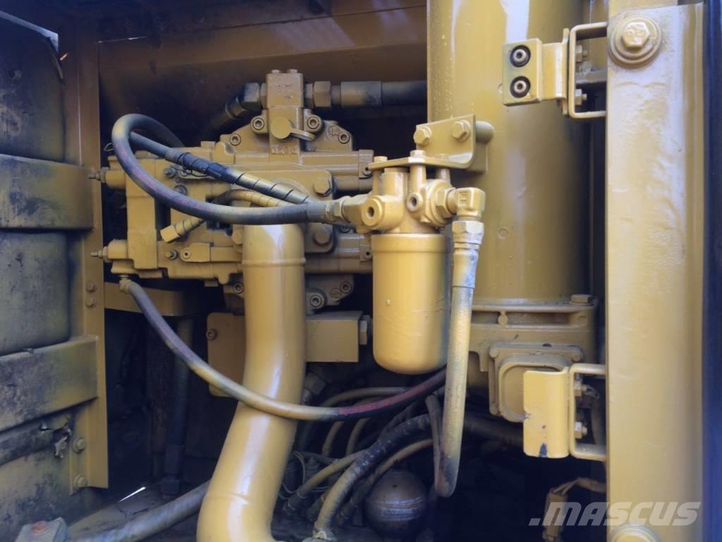 CAT 320 B حفارات زحافة