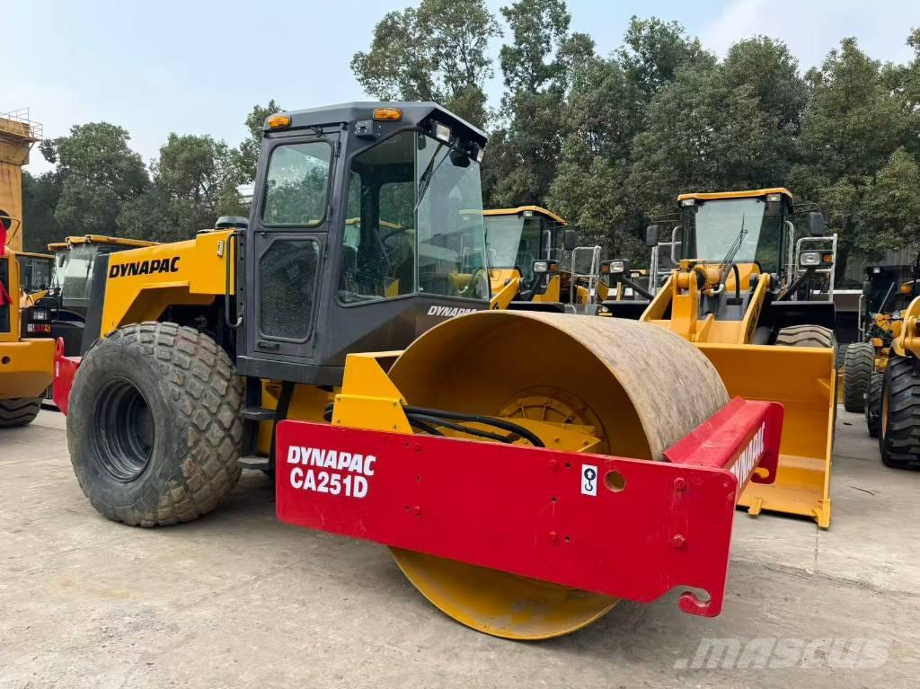 Dynapac CA251D مداحل أحادية الأسطوانة