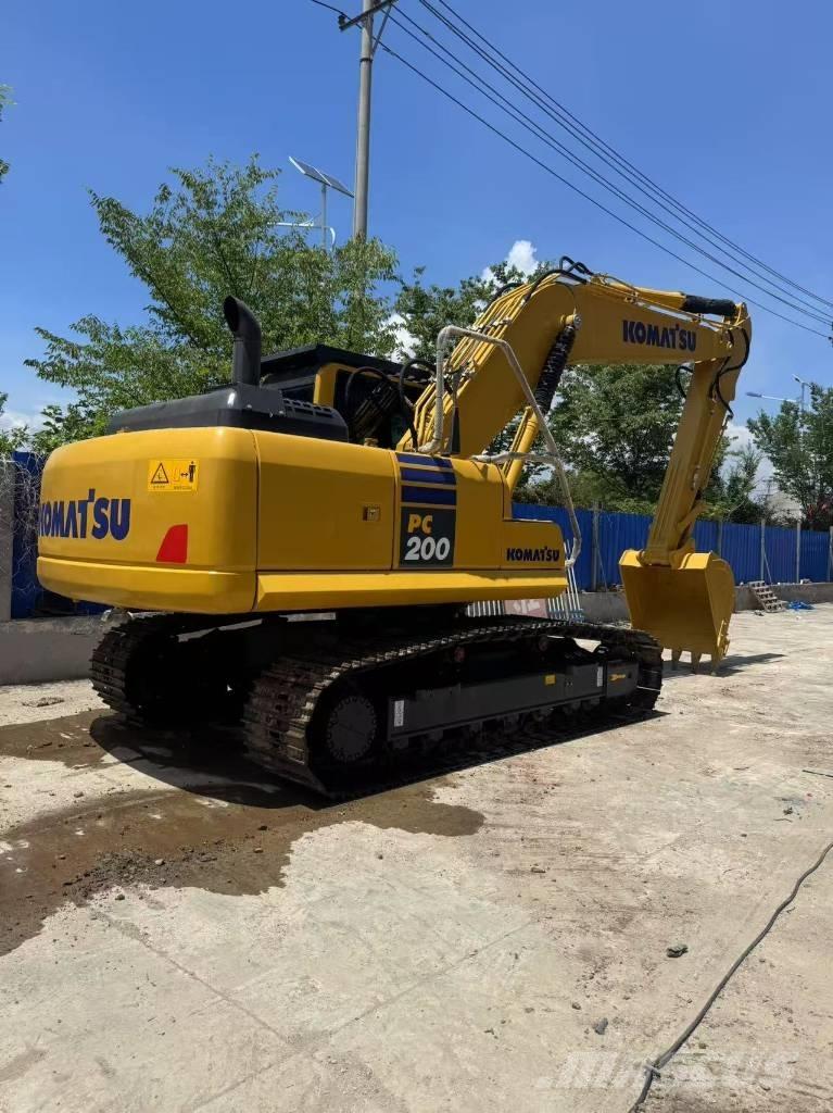 Komatsu PC 200 8N حفارات زحافة