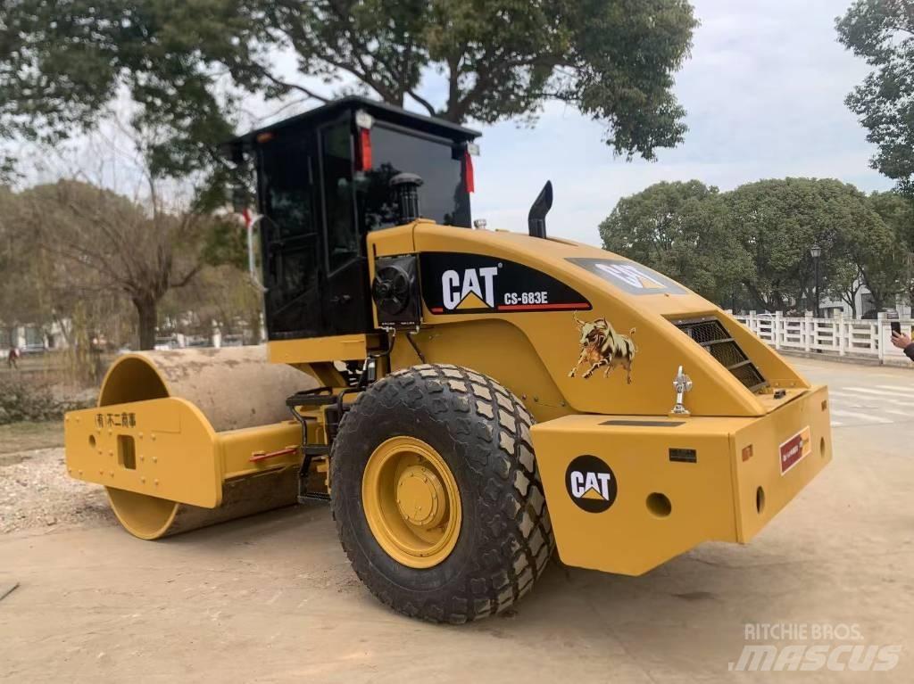 CAT CS 683 E مداحل أحادية الأسطوانة