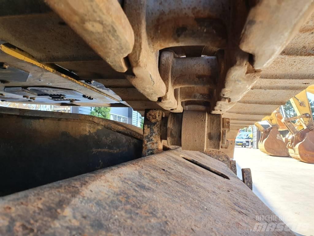 CAT 320 B L حفارات زحافة