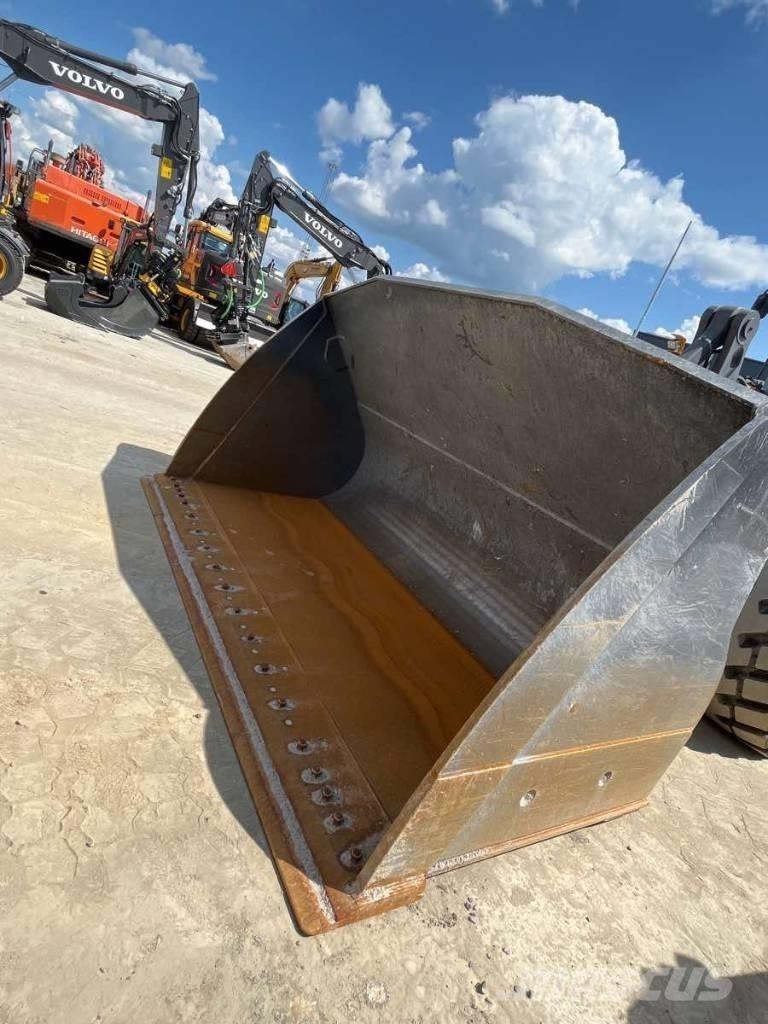 Volvo L 220 H لوادر بعجل