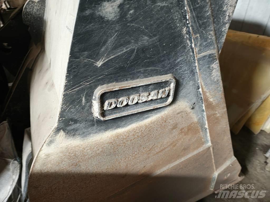 Doosan DL 320-7 لوادر بعجل