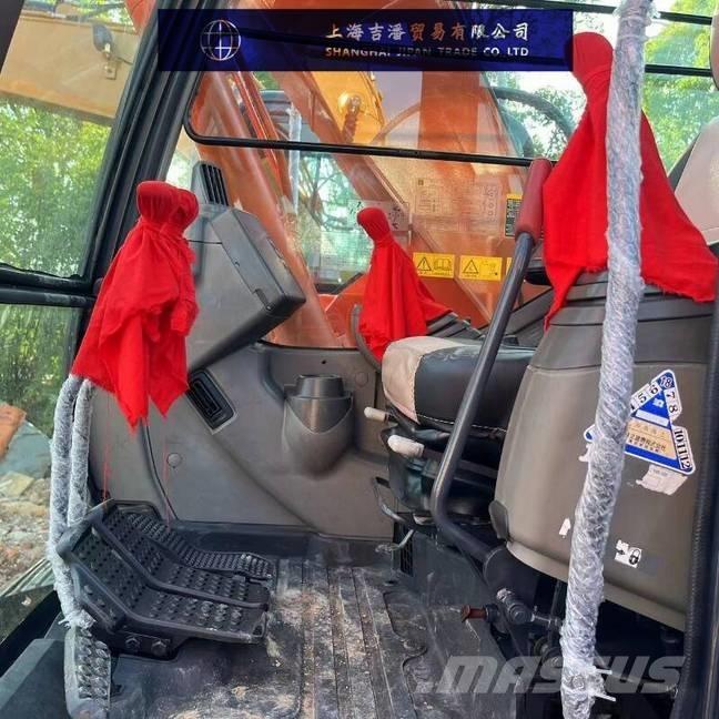 Hitachi ZX 135 حفارات زحافة