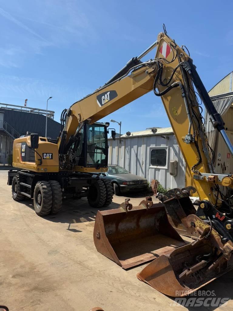 CAT M 318 F حفارات بعجل