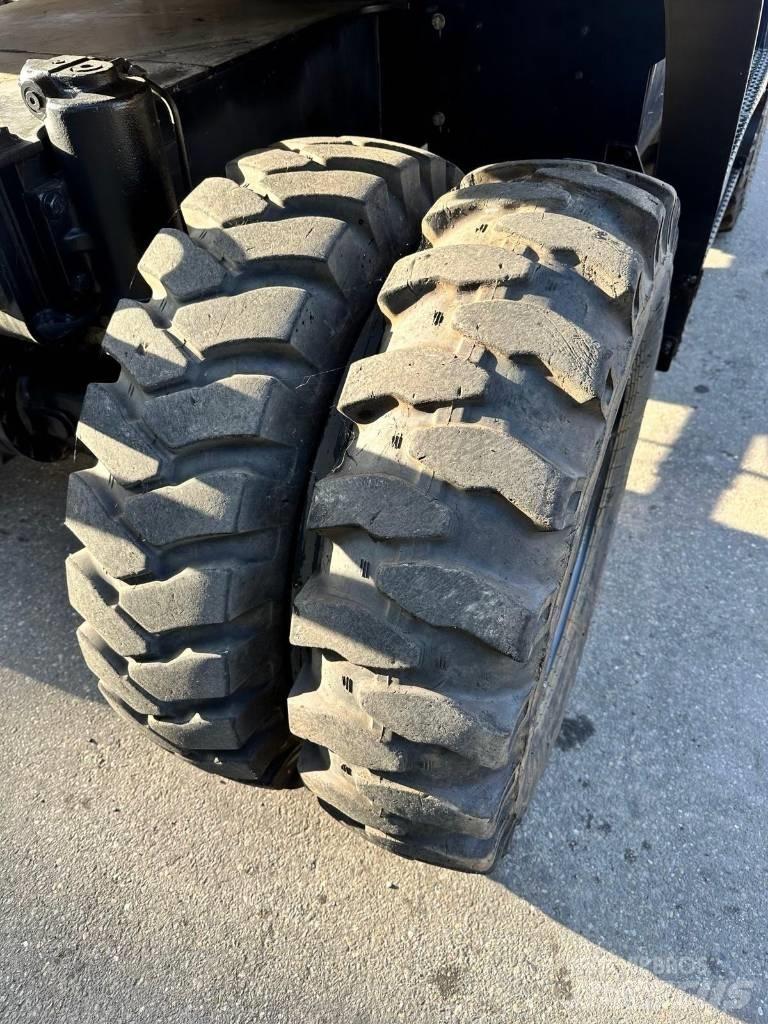 CAT M 318 F حفارات بعجل