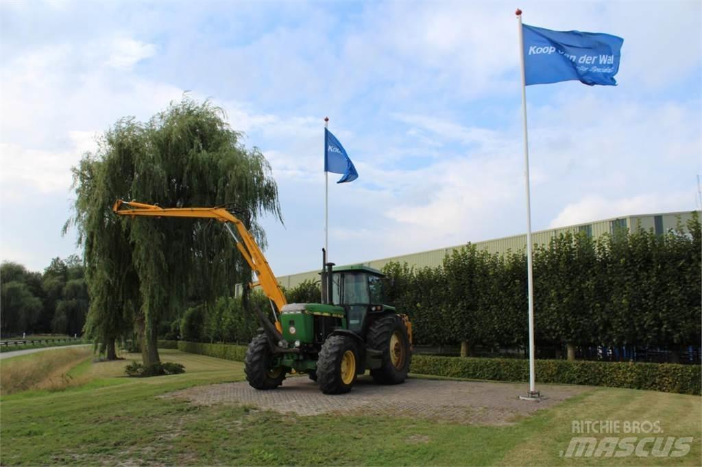 John Deere 4055 الجرارات