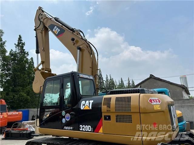 CAT 320 D حفارات زحافة