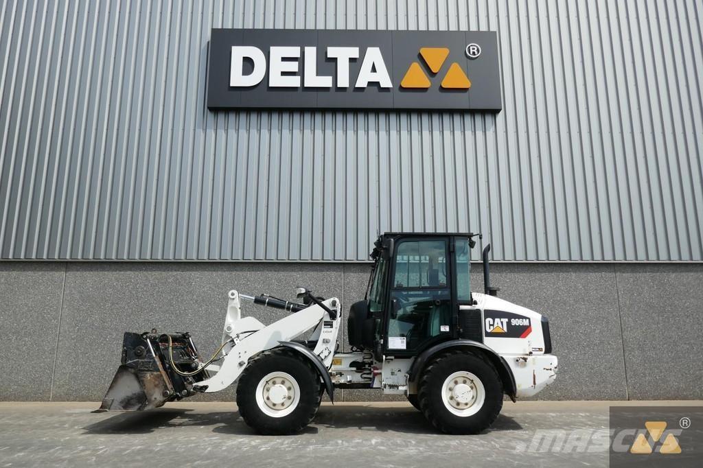 CAT 906M لوادر بعجل
