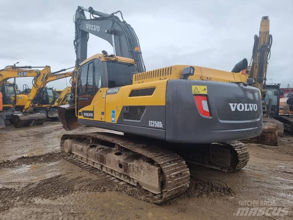 Volvo EC 250 D L حفارات زحافة