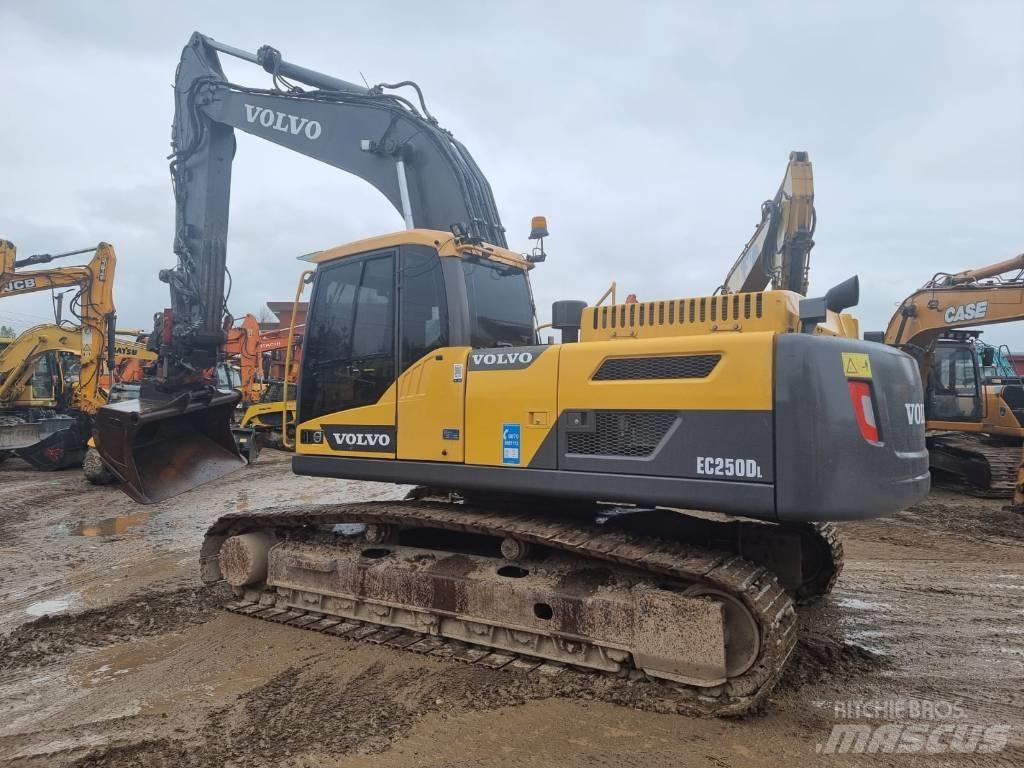 Volvo EC 250 D L حفارات زحافة