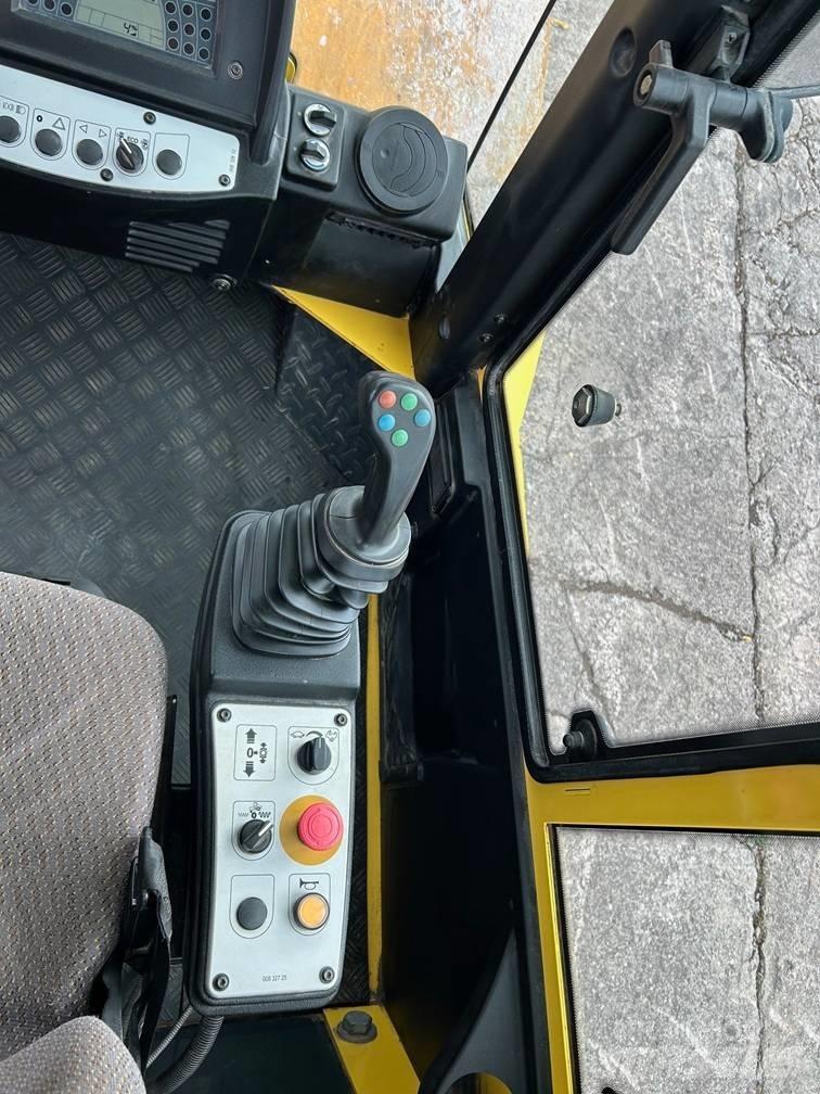 Bomag BW216DH مداحل أحادية الأسطوانة