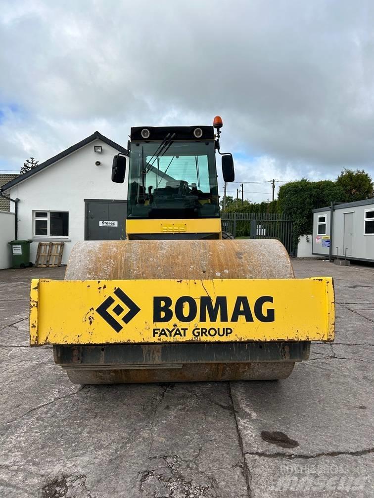 Bomag BW216DH مداحل أحادية الأسطوانة