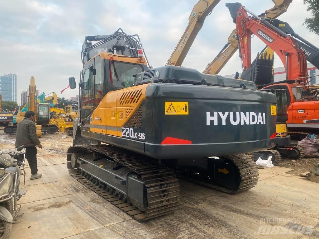 Hyundai R220LC-9S حفارات زحافة