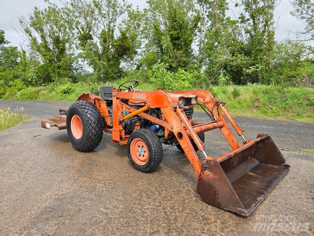 Kubota L 235 جرارات مدمجة