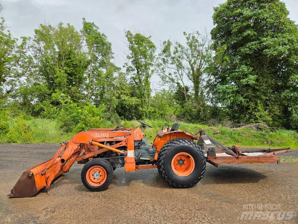 Kubota L 235 جرارات مدمجة