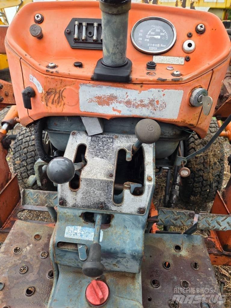Kubota L 235 جرارات مدمجة
