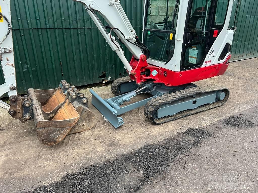 Takeuchi TB225 حفارات صغيرة أقل من 7 طن (حفارات صغيرة)