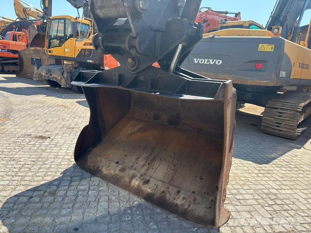 Volvo EC 240 C L حفارات زحافة