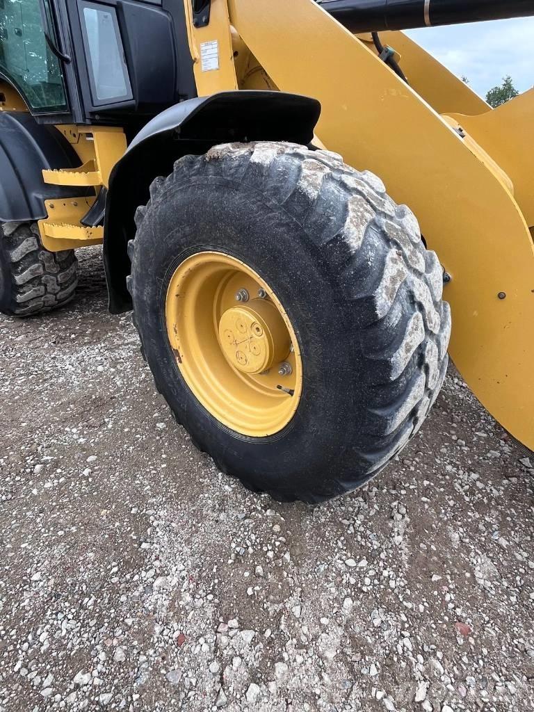 CAT 908M لوادر بعجل