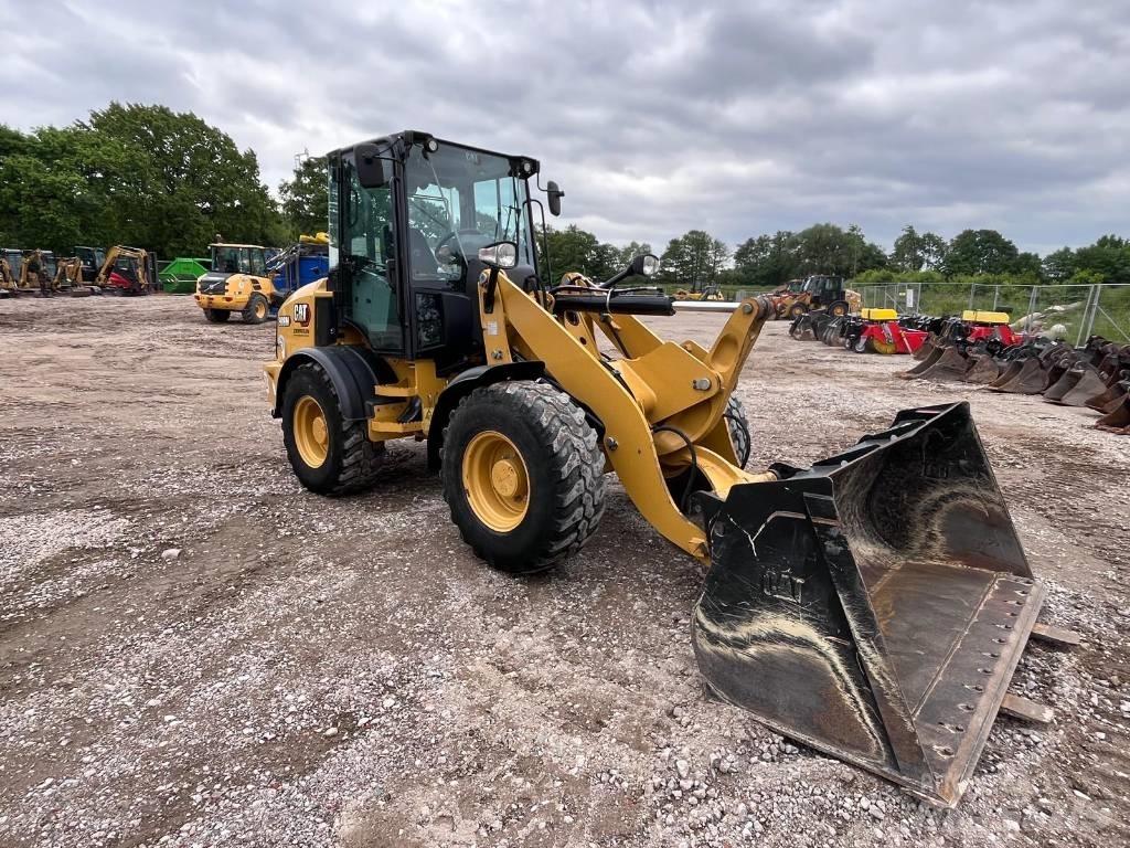 CAT 908M لوادر بعجل