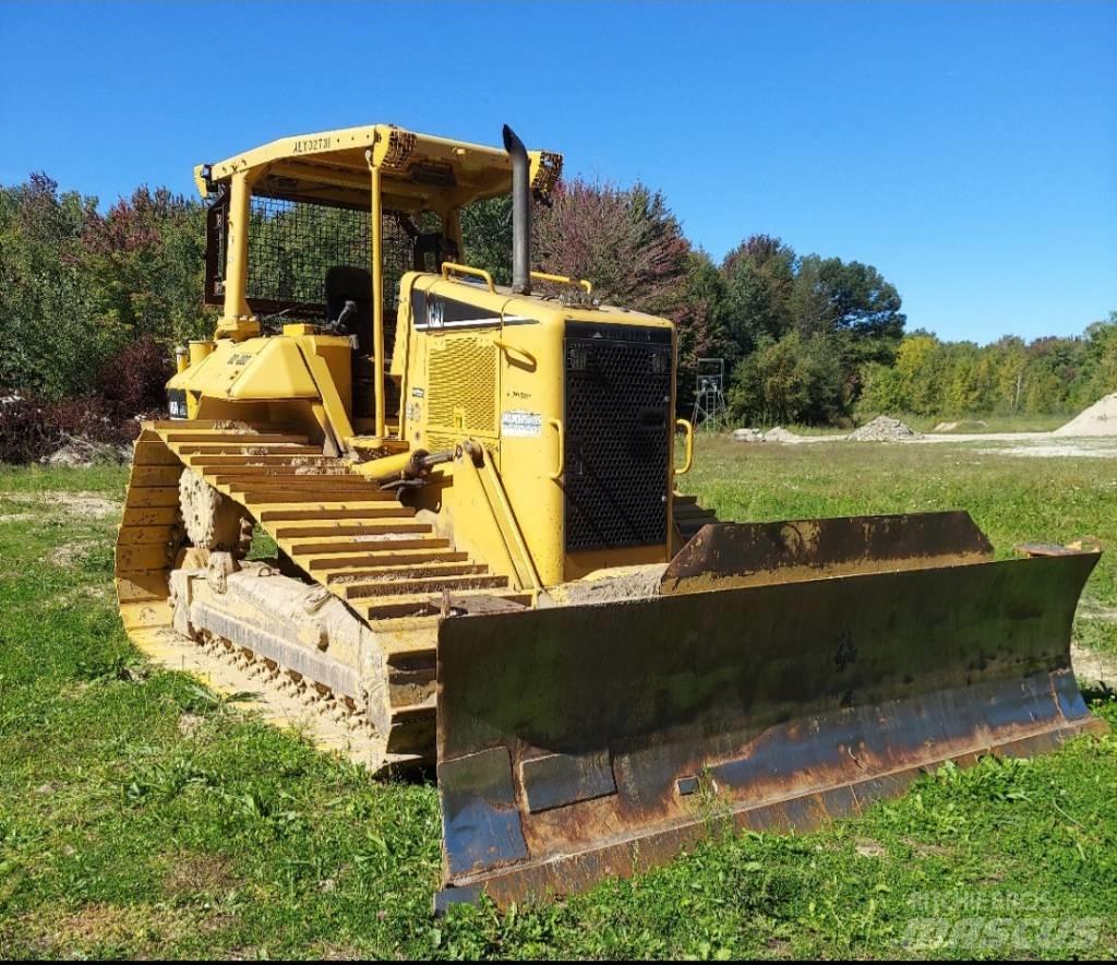 CAT D 6 N بلدوزرات مجنزرة