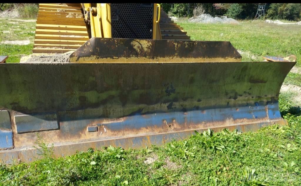 CAT D 6 N بلدوزرات مجنزرة
