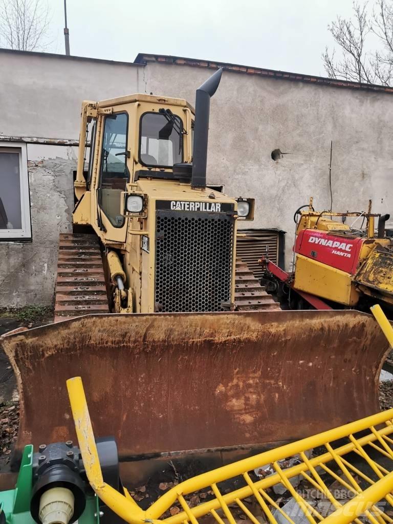 CAT D 4 H بلدوزرات مجنزرة