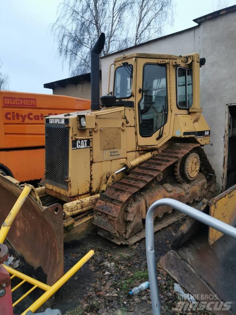 CAT D 4 H بلدوزرات مجنزرة