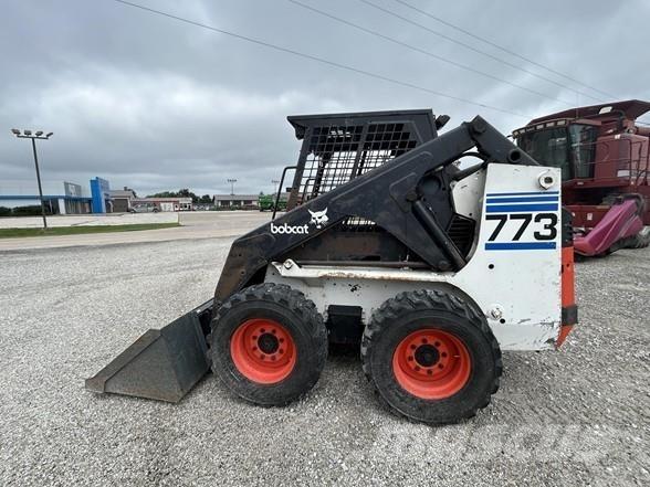 Bobcat 773 لوادر انزلاقية التوجيه