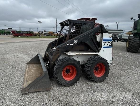 Bobcat 773 لوادر انزلاقية التوجيه