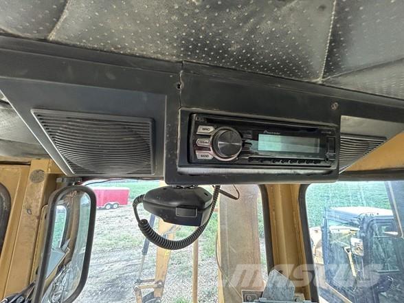 CAT D8N بلدوزرات مجنزرة