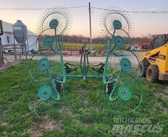 John Deere 702 مكابس وميبسات التبن