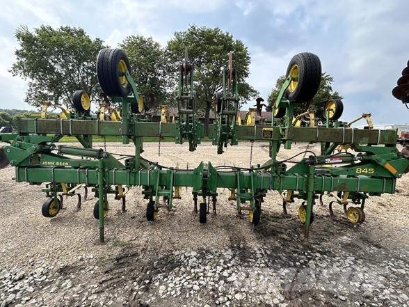 John Deere 845 حراثات صفوف المحاصيل